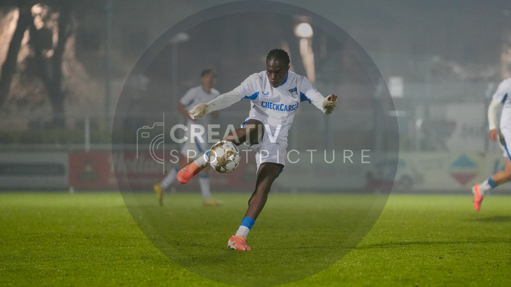 Fußball, Herren, Saison 2025/2026, Regionalliga Nordost, 15. Spieltag, FSV 63 Luckenwalde vs. Hertha BSC II, Freitag 07.11.2025, Werner-Seelenbinder-Stadion Luckenwalde, | Fußball, Herren, Saison 2025/2026, Regionalliga Nordost, 15. Spieltag, FSV 63 Luckenwalde vs. Hertha BSC II, Freitag 07.11.2025, Werner-Seelenbinder-Stadion Luckenwalde, Im Bild: Boris Chi Mamuzah Lum (Hertha) - Realisiert mit Pictrs.com