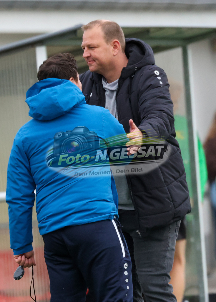 SC Enger - TuS Hücker-Aschen | Auf dem Bild zu sehen: schwarz SC Enger Trainer: Marco Priebe ; blau TuS Hücker-Aschen Trainer: Luigi Di Bella  SC Enger, TuS Hücker-Aschen, Saison 26/27, Kreisliga A, Enger, Deutschland - Realisiert mit Pictrs.com