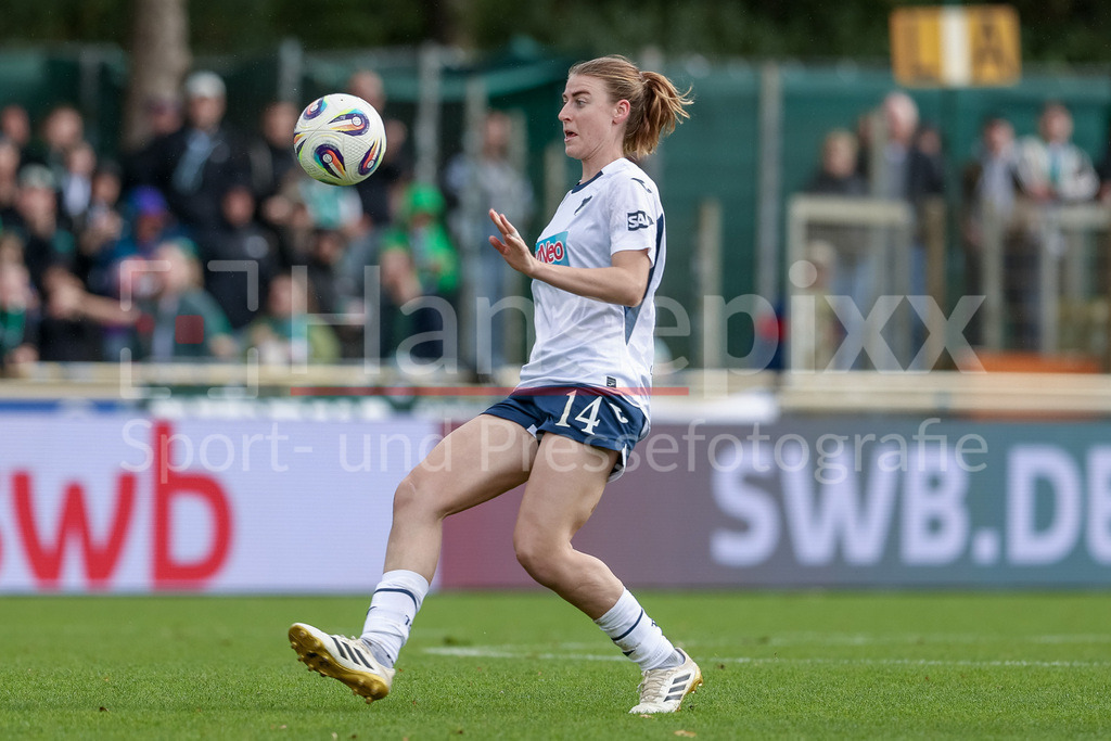 Fussball, Google Pixel Frauen-Bundesliga, SV Werder Bremen - TSG 1899 Hoffenheim | Lisa Doorn (TSG 1899 Hoffenheim, 14) am Ball, Freisteller, Einzelbild, Ganzkörper, Aktion, Action, Spielszene, DIE DFB-RICHTLINIEN UNTERSAGEN JEGLICHE NUTZUNG VON FOTOS ALS SEQUENZBILDER UND/ODER VIDEOÄHNLICHE FOTOSTRECKEN. DFB REGULATIONS PROHIBIT ANY USE OF PHOTOGRAPHS AS IMAGE SEQUENCES AND/OR QUASI-VIDEO.