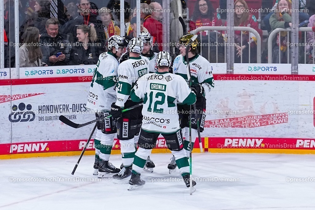 xYDRx12122501053 | 12.12.2025, xydrx, Eishockey, DEL2, Düsseldorfer EG - Bietigheim Steelers, PSD Bank Dome Düsseldorf: Torjubel nach dem Tor zum 4:1 für die Bietigheim Steelers durch Torschütze Joshua Rust (Bietigheim Steelers #4) zusammen mit Mike Fischer (Bietigheim Steelers #91) und Soeren Sturm (Bietigheim Steelers #21) und Pawel Dronia (Bietigheim Steelers #12) Brett Kemp (Bietigheim Steelers #9)Photo: xYannisxDreimannxPressefotoKochx