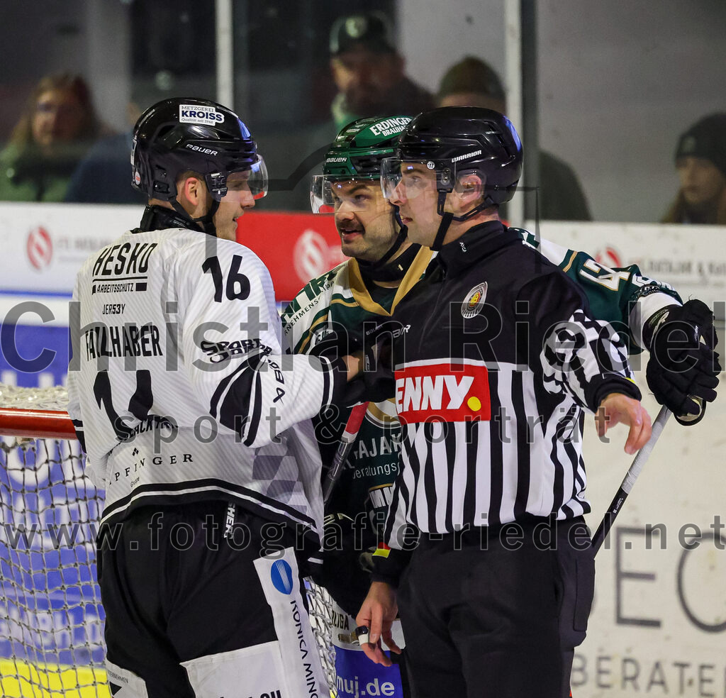 2026-01-30_087_TSV_Erding_gegen_EHF_Passau_Black_Hawks | Erding, Deutschland, 30.01.2026:Eishockey, Oberliga Süd 2025 / 2026, 42. Spieltag, TSV Erding gegen EHF Passau Black Hawks, Endergebnis: 2:6Philipp Faulhaber (EHF Passau Black Hawks, #16), Marco Pfleger (Erding Gladiators, #47)Foto: Christian Riedel / fotografie-riedel.net