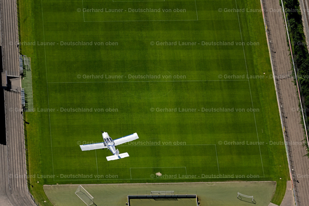 4033213 | FREIBURG IM BREISGAU 30.06.2020 Kleinflugzeug im Fluge über dem Möslestadion im Luftraum im Ortsteil Waldsee in Freiburg im Breisgau im Bundesland Baden-Württemberg, Deutschland. // Small plane in flight over the Moeslestadion in the airspace in the district Waldsee in Freiburg im Breisgau in the state Baden-Wurttemberg, Germany. Foto: Gerhard Launer