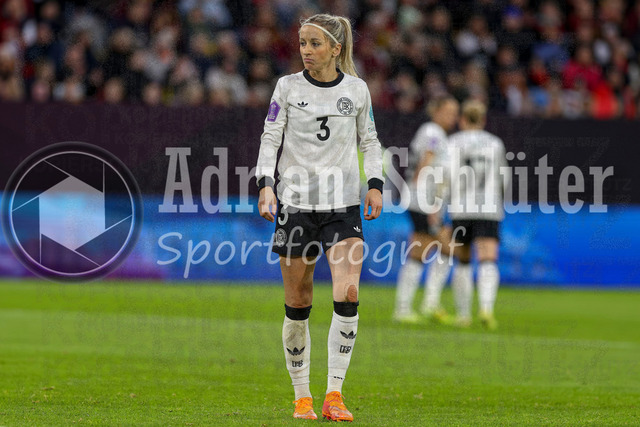 Deutschland vs Frankreich - Halbfinale - UEFA Women's Nations League | Düsseldorf, Deutschland, 24.10.25:   Kathrin Hendrich ( Deutschland ) schaut waehrend des Halbfinals der UEFA Women's Nations League zwischen Deutschland vs Frankreich in der Merkur-Spiel-Arena(Foto von Brauer-Fotoagentur / Adrian Schlueter)