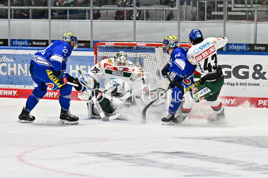 Augsburger Panther - EC VSV | Markus KELLER (Augsburger Panther #35) klaert in dieser Szene gegen zwei Villacher / Leon VAN DER LINDE (Augsbuerger Panther #43) kommt zur Hilfe