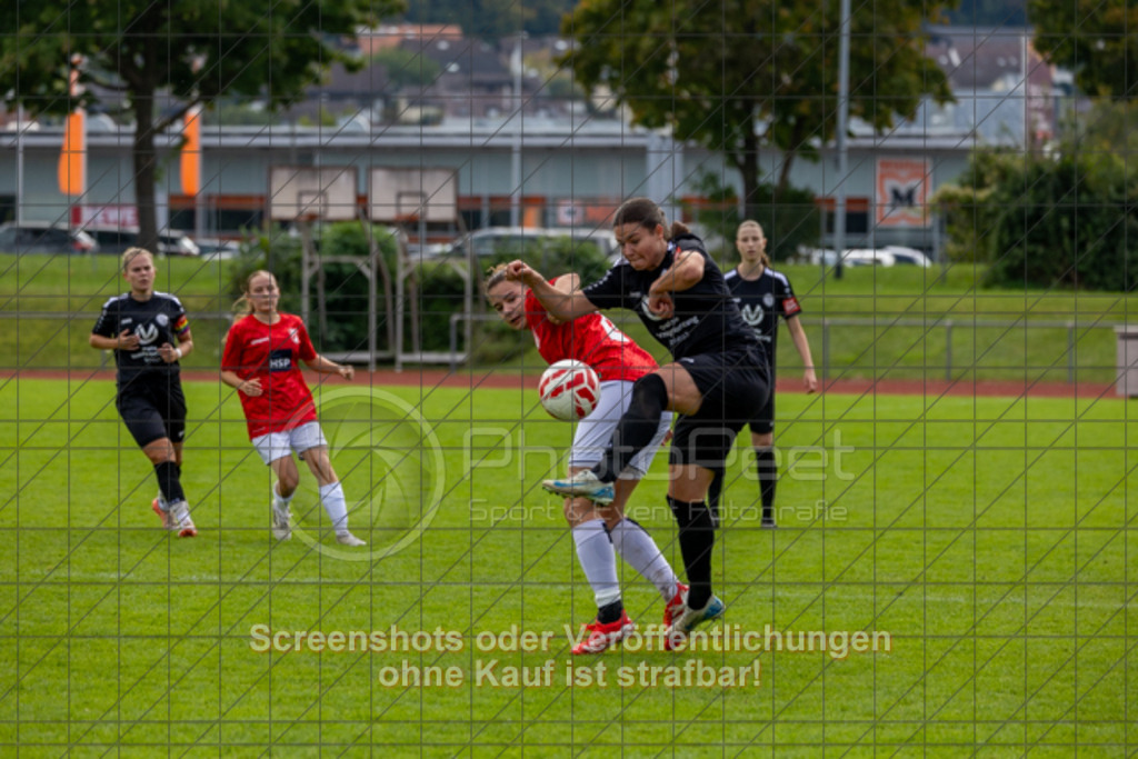 20250928_133625_0268 | #,1.FC Donzdorf (schwarz) vs. TV Derendingen (rot), Fussball, Frauen-Verbandsliga Württemberg, 03. Spieltag, Saison 2025/2026, Rasenplatz Lautertal Stadion, Süßener Straße 16, 73072 Donzdorf, 28.09.2025 - 13:00 Uhr,Foto: PhotoPeet-Sportfotografie/Peter Harich