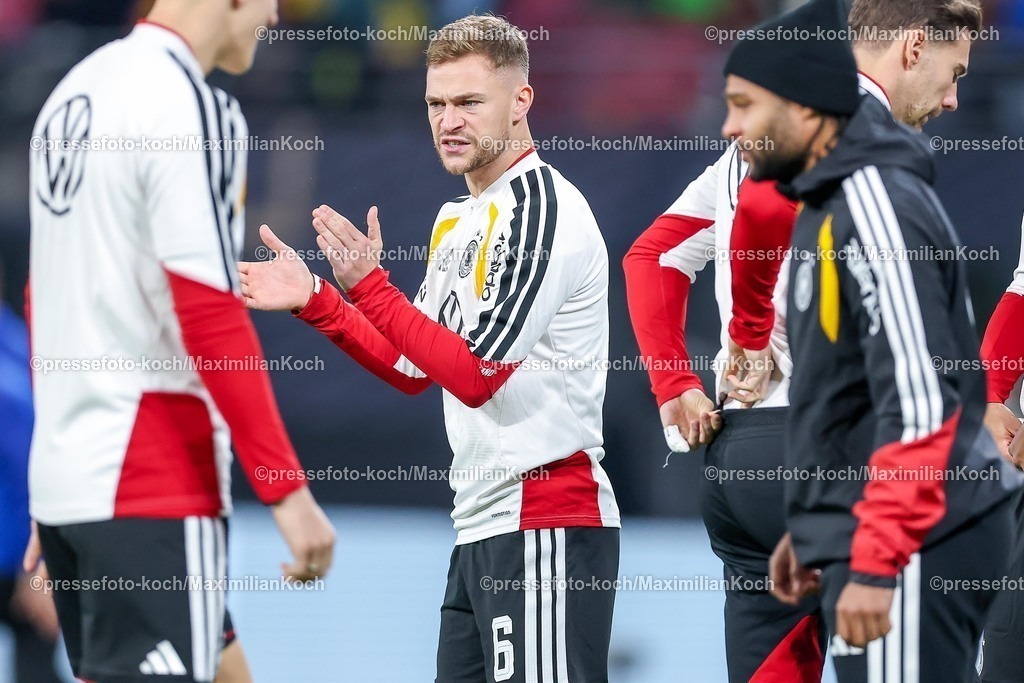 DFB17112501044 | 17.11.2025, Fußball, Länderspiel, WM-Qualifikation Europa, Deutschland - Slowakei, Red Bull Arena (Leipzig), 10. Spieltag, Saison 2025 2026: Joshua Kimmich (GER #06) reagiert  beim Aufwärmen Training vor dem Spiel Regulations prohibit any use of photographs as image sequences and or quasi-video.