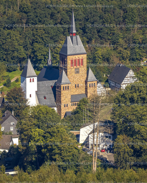 Kirchhundem230910284Kirchhundem | Luftbild, Pfarrkirche St. Peter und Paul, Kirchhundem, Sauerland, Nordrhein-Westfalen, Deutschland