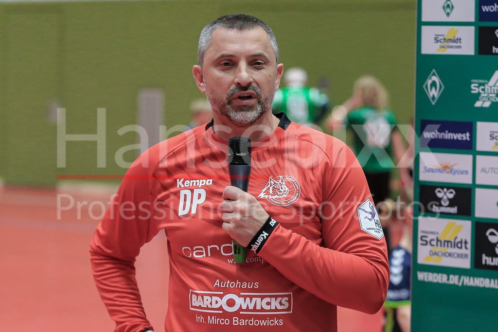 Handball, 2. Bundesliga Frauen, SV Werder Bremen - HL Buchholz 08-Rosengarten | v.li.: Dubravko Prelcec (Trainer, HL Buchholz 08-Rosengarten) während der Pressekonferenz nach dem Spiel, Portrait, Nahaufnahme, Einzelfoto, Einzelbild