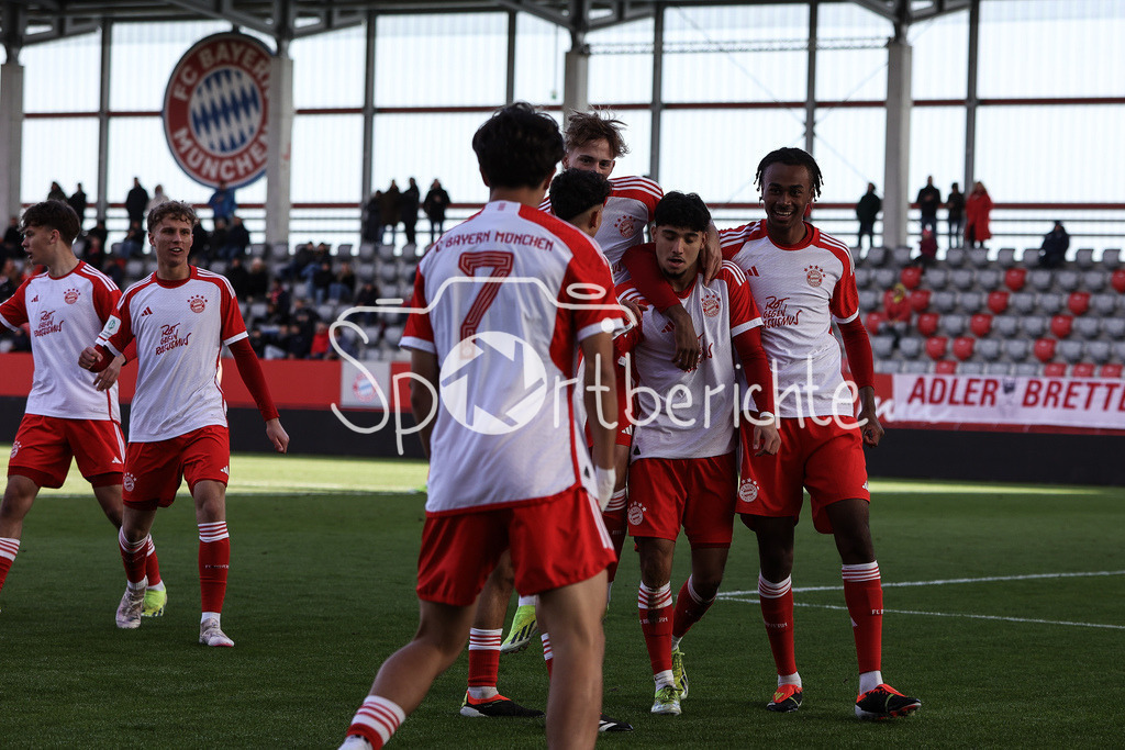 FC Bayern München U19 - TSG 1899 Hoffenheim U19 | Jubel nach dem Treffer zum 1-o fuer den FC Bayern durch Emirhan DEMIRCAN (FCB #11) / Torschuezte / Tor / Freude / Happy