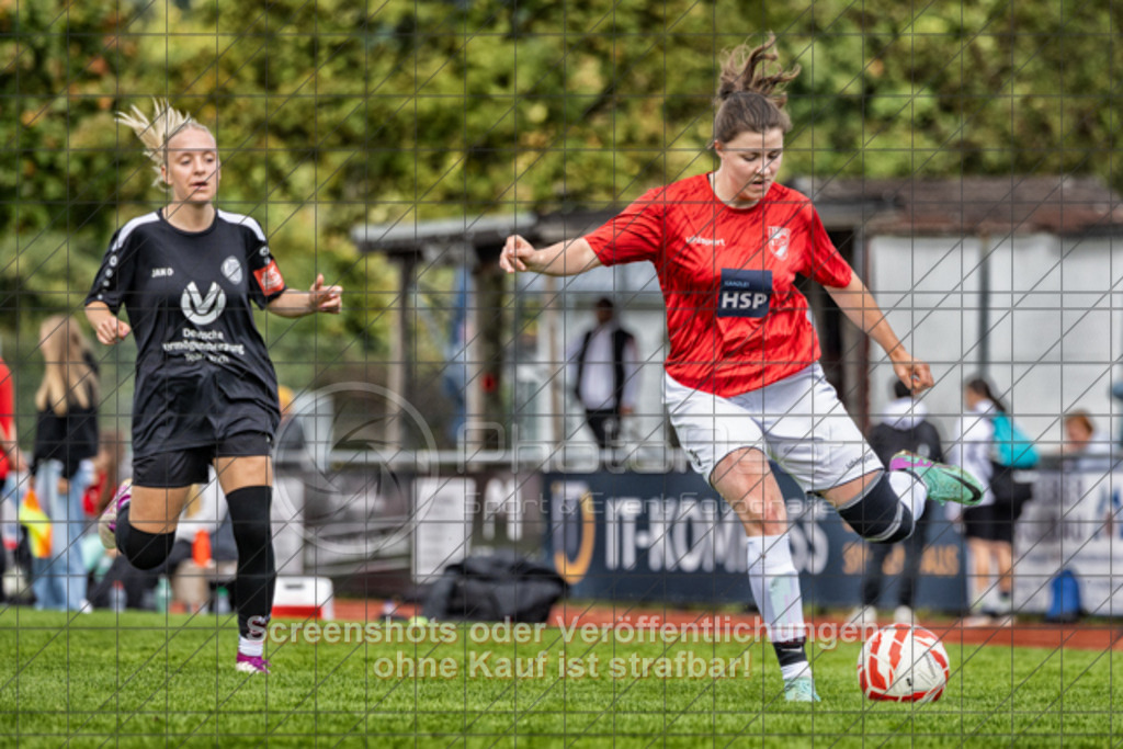 20250928_143015_0518-Bearbeitet | #,1.FC Donzdorf (schwarz) vs. TV Derendingen (rot), Fussball, Frauen-Verbandsliga Württemberg, 03. Spieltag, Saison 2025/2026, Rasenplatz Lautertal Stadion, Süßener Straße 16, 73072 Donzdorf, 28.09.2025 - 13:00 Uhr,Foto: PhotoPeet-Sportfotografie/Peter Harich