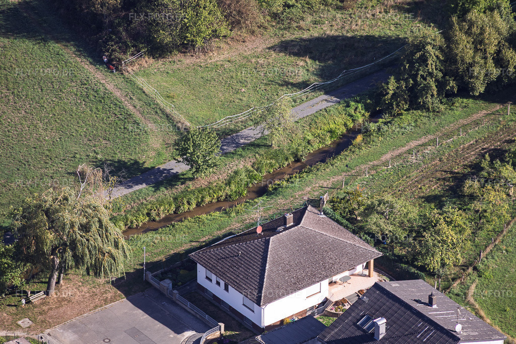 Luftbild: Landrat-Pfeifer-Straße mit Richerbach im Ortsteil Sickenhofen in Babenhausen im Bundesland Hessen in Deutschland. – Foto: IMG_158993.jpg vom 22.09.2026 durch Werner Riehm/FLY-FOTO.de – Auflösung des Originals: 5258 x 3505 px