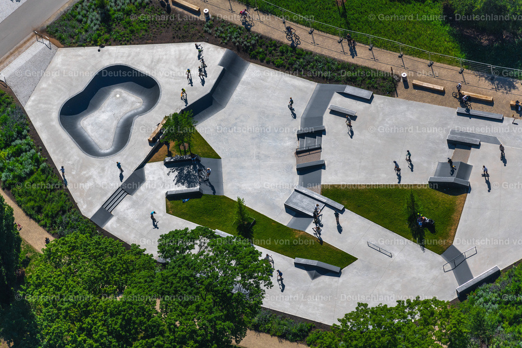 4046042 | ERFURT 14.06.2021  Skatebahn im " Nordpark " in Erfurt im Bundesland Thüringen, Deutschland. // Route of the cycle path and the skating rink in " Nordpark " in Erfurt in the state Thuringia, Germany. Foto: Gerhard Launer