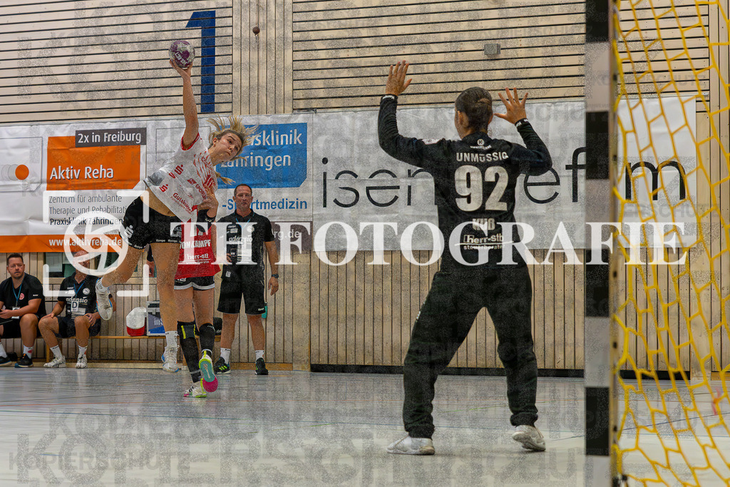 DEU, HSG Freiburg - TG Nuertingen, Handball, 2. Handball-Bundesliga, Saison 2023/2024, 04. Spieltag, Saison 2023/2024, 07.10.2023 | Maileen Seeger (TG Nuertingen, #16) am Kreis und kurz vor dem Wurf aufs Tor von Salome Kuss (HSG Freiburg, #92)

DEU, HSG Freiburg - TG Nuertingen, Handball, 2. Handball-Bundesliga, Saison 2023/2024, 04. Spieltag, Saison 2023/2024, 07.10.2023

Foto: Eibner-Pressefoto/Thomas Hess