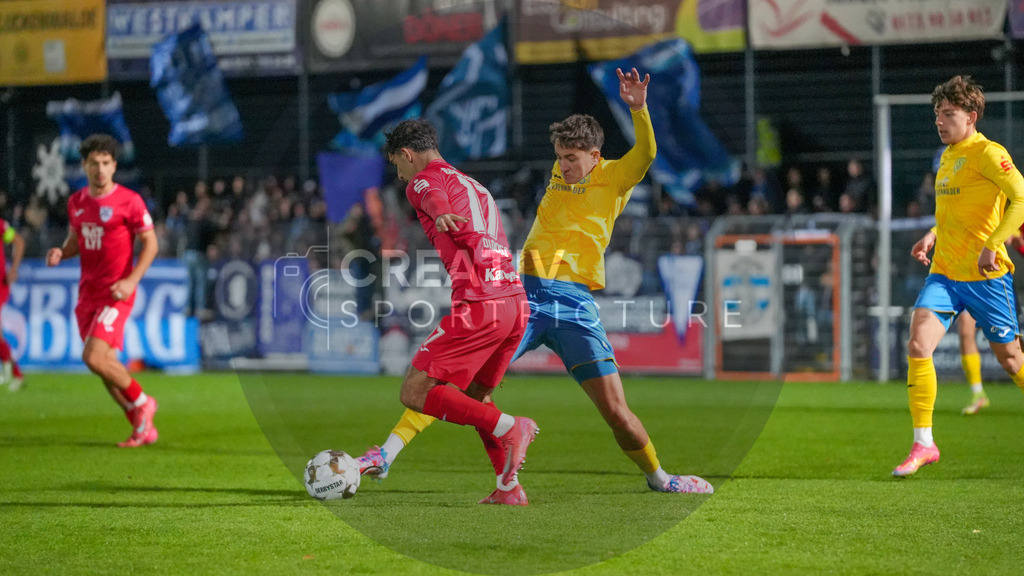 Fußball, Herren, Saison 2025/2026, Regionalliga Nordost, 13. Spieltag, FSV 63 Luckenwalde vs. SV Babelsberg 03, Freitag 24.10.2025, Werner-Seelenbinder-Stadion Luckenwalde, | Fußball, Herren, Saison 2025/2026, Regionalliga Nordost, 13. Spieltag, FSV 63 Luckenwalde vs. SV Babelsberg 03, Freitag 24.10.2025, Werner-Seelenbinder-Stadion Luckenwalde, Im Bild: George Didoss (l. Babelsberg) und Mike Bachmann (r. Luckenwalde) - Realisiert mit Pictrs.com