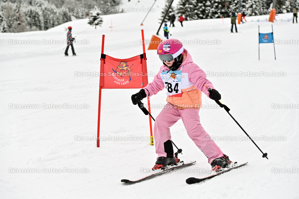 SRF_20.02.2026_0946 | Skirennfotos,Serfaus,Fiss,Ladis,Kinderskirennen,Winter,Tirol,Oberland,skirace,SFL,feelfree,weil wir's genießen,ski,Ski,skifahren,Sonnenplateau, - Realisiert mit Pictrs.com