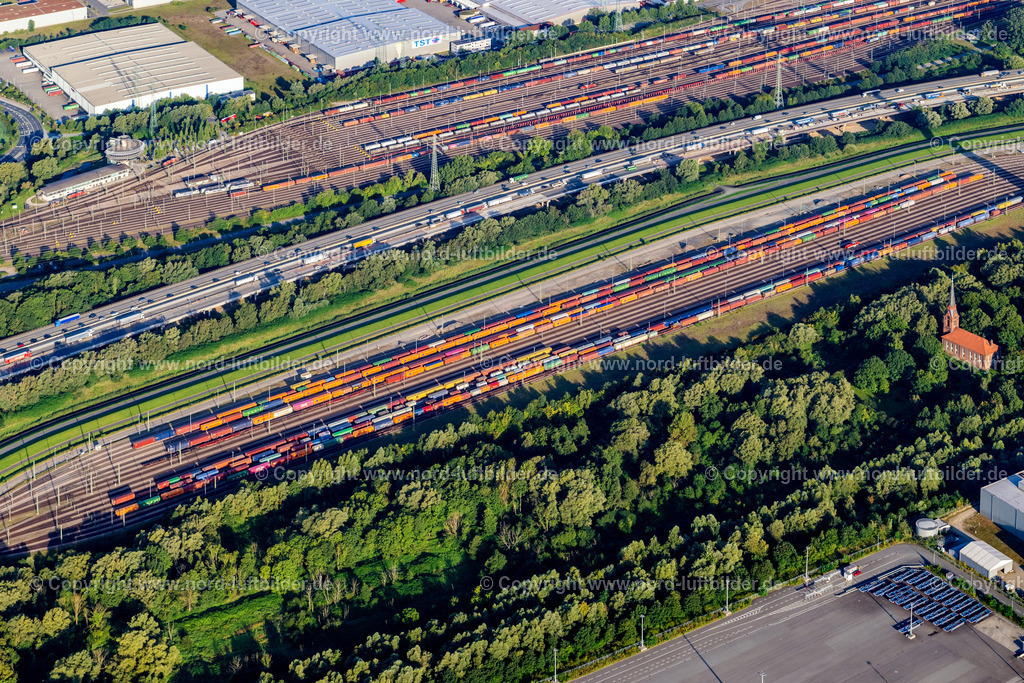 Hamburg_Altenwerder_Rangierbahnhof_ELS_9501070923 | HAMBURG 07.09.2023 Schienen- und Gleisstrecken auf den Abstellgleisen und Rangierstrecken des Rangierbahnhofes und Güterbahnhofes der Deutschen Bahnan der Autobahn A7 im Ortsteil Altenwerder in Hamburg, Deutschland. // Marshalling yard and freight station of the Deutsche Bahn on highway A7 in the district Altenwerder in Hamburg, Germany. Foto: Martin Elsen