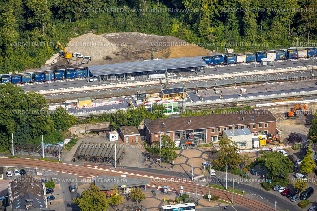 Dinslaken250904018 | Luftbild, Bahnhof Hbf mit neuem Bahnsteig und Bahnhofsvorplatz, Baustelle Ausbau und Lärmschutzwand, Betuweroute und Betuwe-Linie Ausbau der Eisenbahnstrecke, Dinslaken, Nordrhein-Westfalen, Deutschland