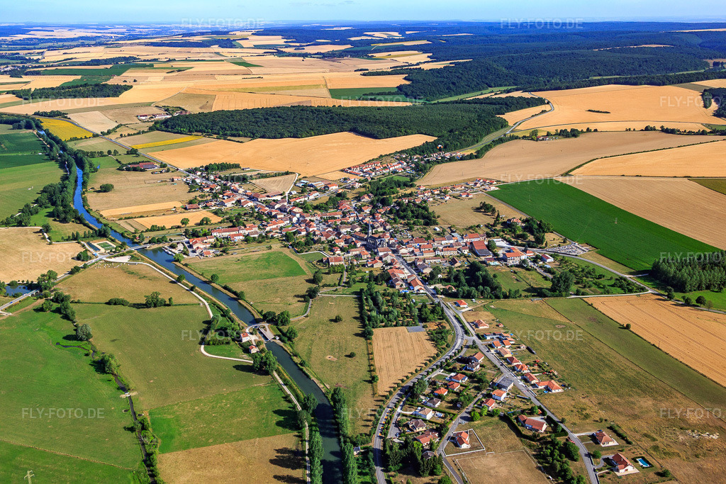 Luftbild: Dorfansicht am Canal de l'Est aus Süden in Lacroix-sur-Meuse im Bundesland Meuse in Frankreich. – Foto: IMG_083339.jpg vom 12.07.2015 durch Werner Riehm/FLY-FOTO.de – Auflösung des Originals: 5472 x 3648 px
