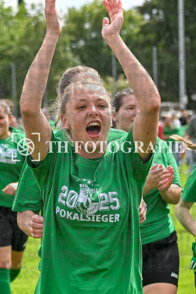 GER, FC Hauingen - SV Waldhaus, Frauen-Fussball, Rothaus Bezirkpokal, Finale, Saison 2024/2025, 29.05.2025 | Team SV Waldhaus freut sich ueber den Sieg und den Gewinn des Bezirkspokals.GER, FC Hauingen - SV Waldhaus, Frauen-Fussball, Rothaus Bezirkpokal, Finale, Saison 2024/2025, 29.05.2025Foto: TH Fotografie/Thomas Hess