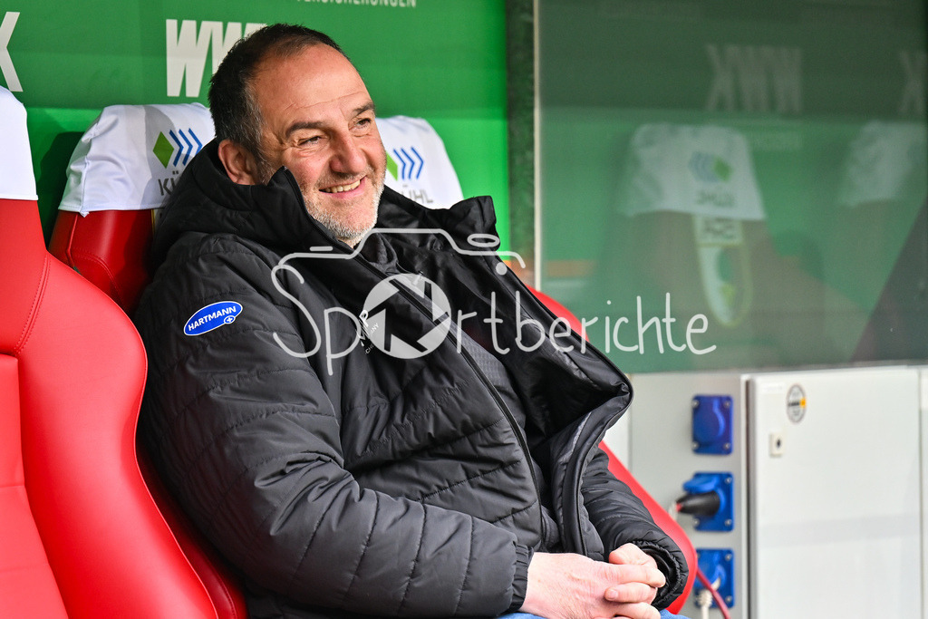 FC Augsburg - 1. FC Heidenheim | AUGSBURG, GERMANY - 15. FEBRUARY: im Bild Frank SCHMIDT Trainer 1. FC Heidenheim / Einzelfoto / Freisteller auf der Trainerbank während dem Bundesligamatch zwischen dem FC Augsburg und dem 1. FC Heidenheim am 22. Spieltag in der WWK-Arena / DFL REGULATIONS PROHIBIT ANY USE OF PHOTOGRAPHS AS IMAGE SEQUENCES AND/OR QUASI-VIDEO