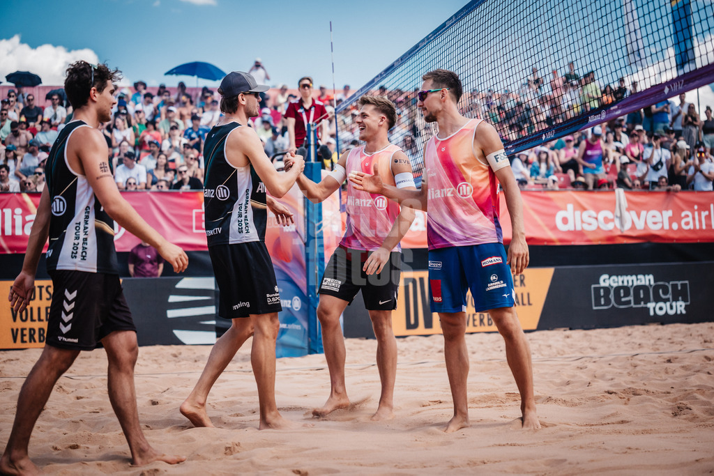Beachvolleyball | Männer | Allianz German Beach Tour 2025 | Tourstop München | 12.07.2025 | v.l. Lui Wüst, Paul Henning, Luis Kubo und David Poniewaz geben sich die Hände vor dem Spiel