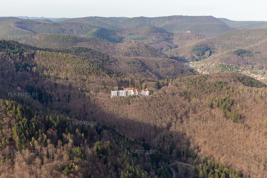 Luftbild: Fachklinik Eußerthal in Eußerthal im Bundesland Rheinland-Pfalz in Deutschland. – Foto: IMG_131139.jpg vom 12.04.2022 durch Werner Riehm/FLY-FOTO.de – Auflösung des Originals: 5472 x 3648 px – Fachklinik Eußerthal | Fachklinik Eußerthal