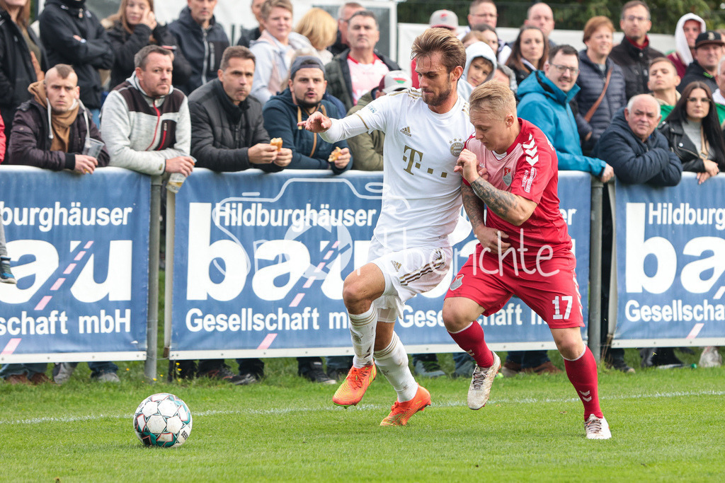 TSV Aubstadt - FC Bayern Amateure | Luca DENK (FCB #16) im Duell mit Jens TRUNK (TSV #17)