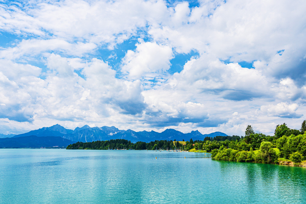 Blick über den Forggensee auf die Allgäuer Alpen bei Füssen | Blick über den Forggensee auf die Allgäuer Alpen bei Füssen.
