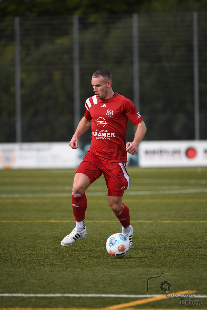 FC Rastede-VfR Wardenburg | Herren Bezirksliga 2; FC Rastede (blau)-VfR Wardenburg (rot) am 05.10.2025 in Rastede (Köttersweg), Photo: Philip Eiben 2025 - Realisiert mit Pictrs.com