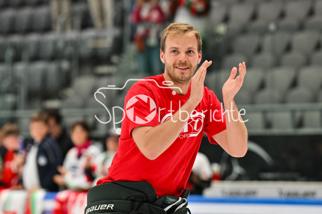 Augsburger Panther - Iserlohn Roosters | Die Augsburger Panther feiern zusammen mit ihren Fans den Heimsieg gegen Iserlohn / Penny DEL: Augsburger Panther - Iserlohn Roosters; Curt Frenzel Stadion am 21.09.2025 / im Bild Michael GARTEIG (Augsburger Panther 34
