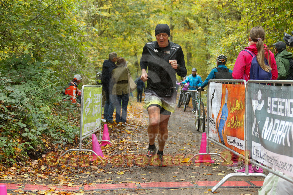 251026_1320_EX1_3235 | Sportfotografie im Rhein-Sieg Kreis, Köln, Bonn, NRW, Rheinland Pfalz, Hessen, etc. Unser Tätigkeitsfeld umfasst den Laufsport vom Volkslauf über den Marathon, Duathlon, Triathon bis zum Ultralauf wie Kölnpfad Ultra oder Schindertrail.