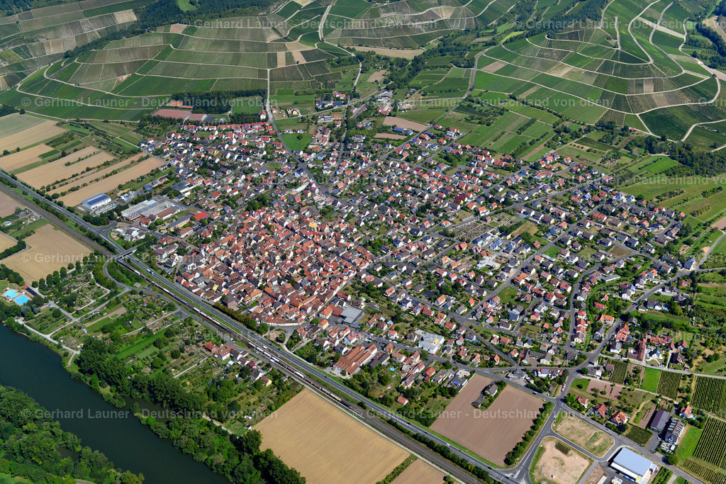 3650067 | THüNGERSHEIM 31.08.2016 Altstadtbereich und Innenstadtzentrum  in Thüngersheim im Bundesland Bayern, Deutschland // Old Town area and city center  in Thüngersheim in the state Bavaria, Germany Foto: Gerhard Launer