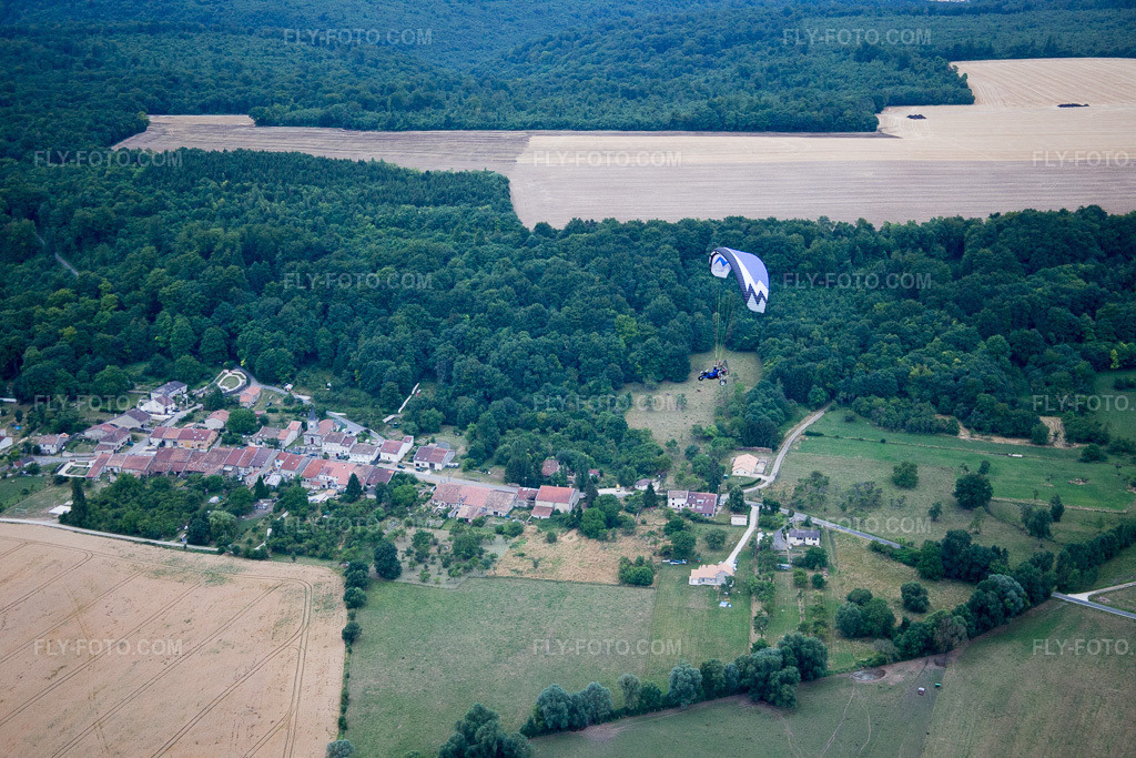Aerial view: View of the town in Girauvoisin in the state Meuse, France.Photo: IMG_083393.jpg taken on 07/12/2015 by Werner Riehm/FLY-FOTO.comResolution of the original: 5472 x 3648 px
