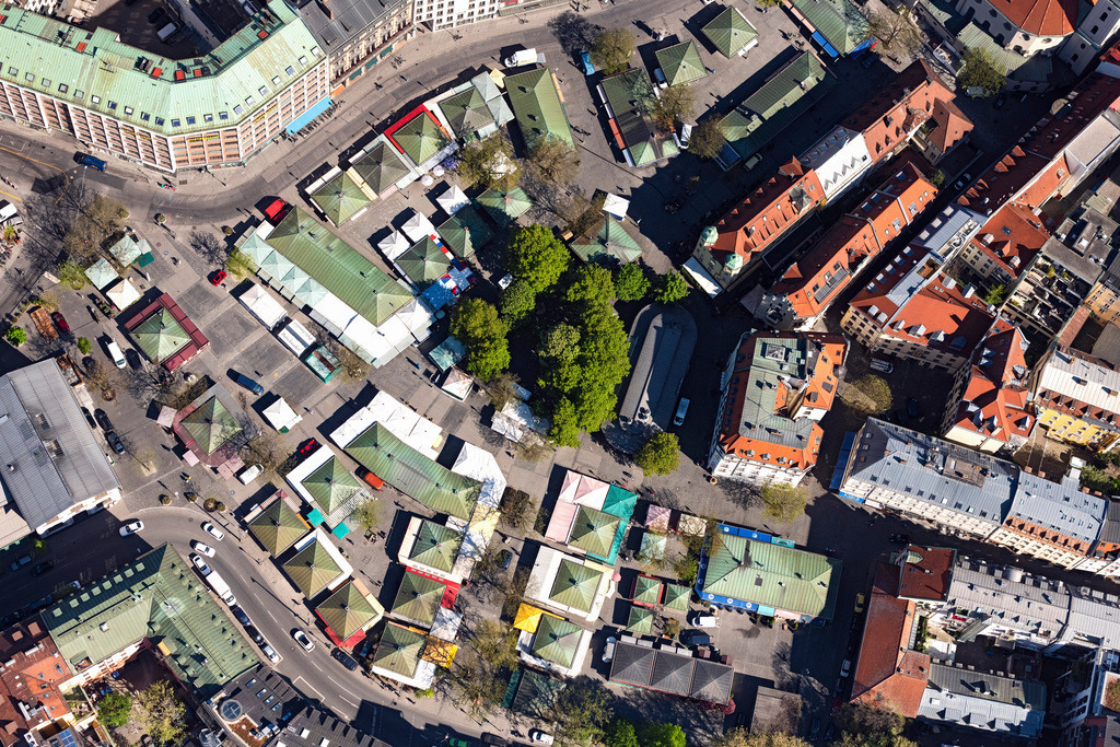 dr__0051866.jpg | MüNCHEN 23.04.2020 Senkrecht- Luftbild aus der Satelliten- Perspektive vom Verkaufs- und Imbissstände und Handelsbuden auf dem Viktualienmarkt sowie die Schrannenhalle, der Alte Peter und Marienplatz in der Altstadt München im Bundesland Bayern, Deutschland. Weiterführende Informationen bei: Hochreiter Gaststättenbetrieb OHG,  mux.de Online GmbH. // Vertical aerial view from the satellite perspective from the sales and snack stands and trade stalls on the Viktualienmarkt as well as the Schrannenhalle, the Alte Peter and the Marienplatz in the old town in Munich in the state Bavaria, Germany. Further information at: Hochreiter Gaststaettenbetrieb OHG,  mux.de Online GmbH. Foto: Daniel Reiter