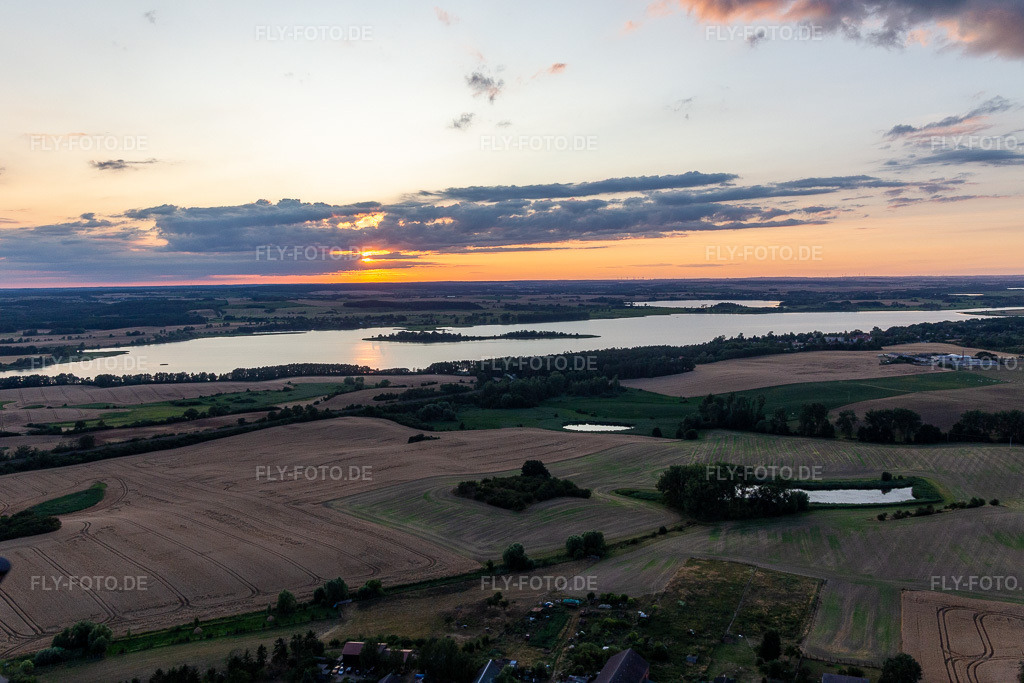 Luftbild: Oberuckersee im Abendrot aus Südosten im Ortsteil Warnitz in Flieth-Stegelitz im Bundesland Brandenburg in Deutschland. Foto: IMG_116356.jpg vom 17.07.2019 durch Werner Riehm/FLY-FOTO.de