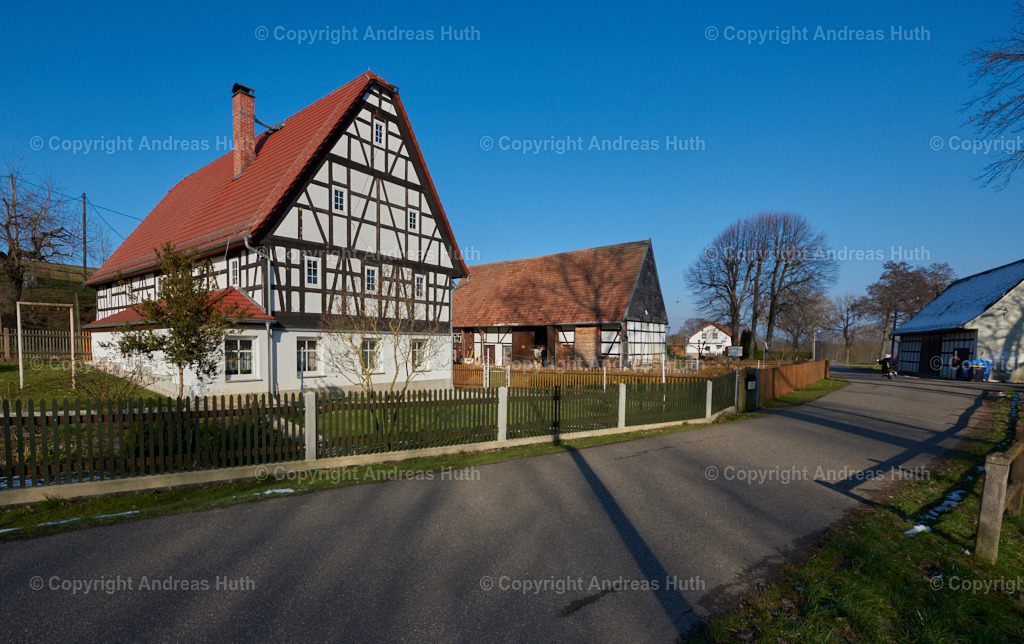 Fachwerkhäuser im Waldhufendorf Dürrenuhlsdorf 02 | Bedeutsame Landschaften Deutschlands - Realisiert mit Pictrs.com