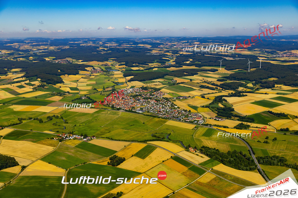 Aktuelles Luftbild von  Lonnerstadt - Die Luftaufnahme wurde 2022 mittels UL-Flugzeug erstellt ( keine Drohne ) - hochauflösende Kamera-Systeme von  Canon -Beste Qualität - Für grossformatige Ausdrucke geeignet. Die Geschenkidee !