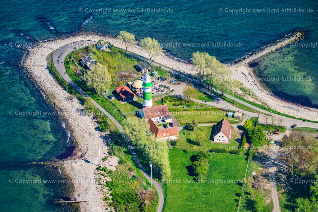 Strand_Leuchtturm_Bülk_ELS_0471010524 | STRANDE 01.05.2024 Leuchtturm als historisches Seefahrtszeichen im Küstenbereich Bülk an der Straße Bülker Weg in Strande im Bundesland Schleswig-Holstein, Deutschland. Das Terrassen- Cafe " Leuchtturm - Pavillon " ist ein beliebtes Ausflugsziel auf der Bülker Huk. Weiterführende Informationen bei: Interessengemeinschaft Seezeichen e. V,  Leuchtturm-Pavillon. // Lighthouse as a historic seafaring character in the coastal area Buelk on street Buelker Weg in Strande in the state Schleswig-Holstein, Germany. Further information at: Interessengemeinschaft Seezeichen e. V,  Leuchtturm-Pavillon. Foto: Martin Elsen