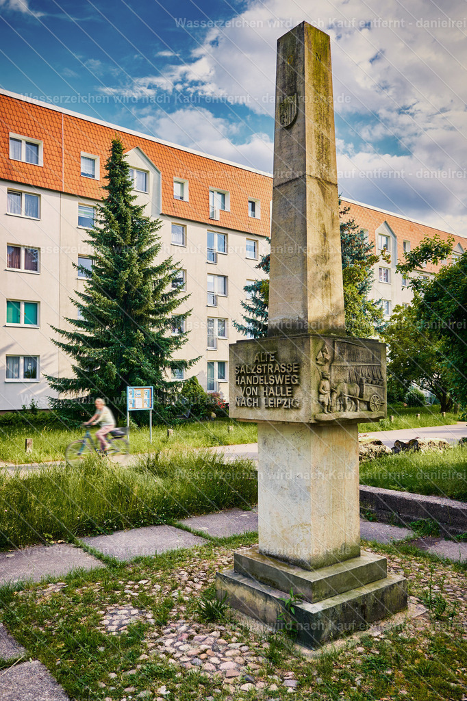 Leipzig Grünau – Obelisk Alte Salzstraße Handelsweg in der Nähe von Brunos Garten (Sommer 2021) | Leipzig Grünau – Obelisk Alte Salzstraße Handelsweg in der Nähe von Brunos Garten (Sommer 2021) - Realisiert mit Pictrs.com