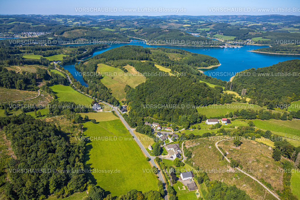 Attendorn250809721Bremge | Luftbild, Wohnsiedlung Bremge an der Biggeseestraße, Biggesee und Hügellandschaft mit Wald, Attendorn, Ortsteil Bremge, Sauerland, Nordrhein-Westfalen, Deutschland