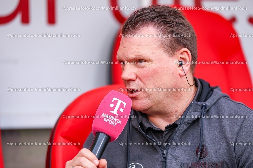 xKWIx11042601008 | 2026.04.11, xkwix, Fußball, 3.Liga, Rot-Weiss Essen -  FC Ingolstadt, Stadion an der Hafenstraße, 33.Spieltag, Saison 2025 / 2026: Uwe Koschinat (Rot-Weiss Essen Cheftrainer) beim Interview bei Magenta Sport DFB regulations prohibit any use of photographs as image sequences and or quasi-video. Photo: xKamilxWilkowskixPressefotoKochx