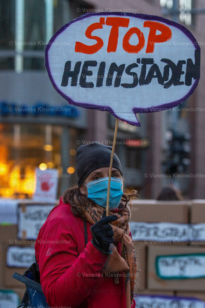 201120 StopHeimstaden MindSpace-30 | Mit Musik und einer "Wall of shame" aus Umzugskartons fordern Mieter*innen der von Heimstaden gekauften Häuser am 20.11.2020 vorm Büro des Schwedischen Immobilien-Investors die Ausübung des städtischen Vorkaufsrechts. - Realisiert mit Pictrs.com