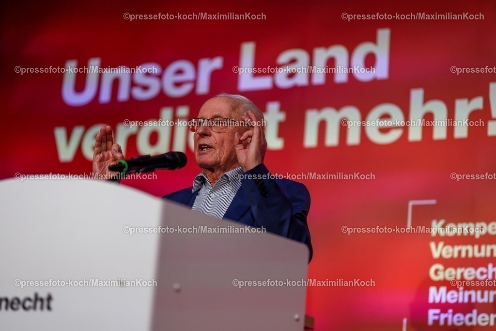 Wup06022501046 | 06.02.2025, Wahlkampfveranstaltung Bündnis Sahra Wagenknecht - Der Politiker Oskar Lafontaine bei seiner Rede in der Alten Papierfabrik in Wuppertal. 