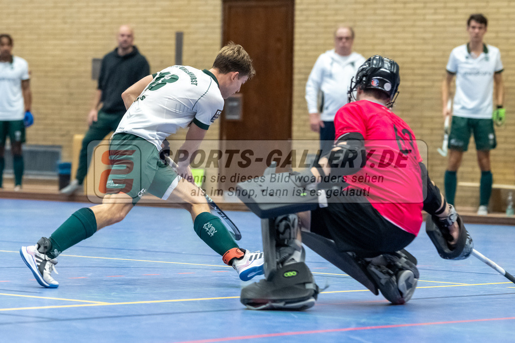SFE_20231217_0043 | Neuss, Deutschland, 17.12.2023: Konstantin Hayner (SW Neuss), Henrik Mertgens (Uhlenhorst Mülheim) im Kampf um den Ball waehrend des Spiels der Halle 1. Bundesliga Herren zwischen SW Neuss vs Uhlenhorst Mülheim im Stadionhalle (SW Neuss) am 17.12.2023 in Neuss, Deutschland. (Foto von Stephan Fehrmann)

Neuss, Germany, 17.12.2023: Konstantin Hayner (SW Neuss), Henrik Mertgens (Uhlenhorst Mülheim) in the battle of the ball during the game of Halle 1. Bundesliga Herren between SW Neuss vs Uhlenhorst Mülheim in Stadionhalle (SW Neuss) at 17.12.2023 in Neuss, Deutschland. (Foto von Stephan Fehrmann)