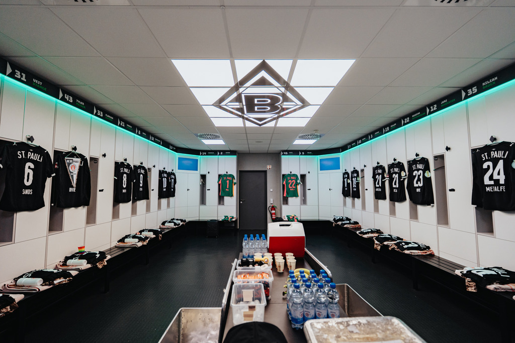 FCP03008 | Der offizielle Shop für FC St. Pauli Fotos. Wähle aus Spielszenen & Fanmomenten dein FCSP Wunschformat. Wir liefern Millerntor-Atmosphäre.