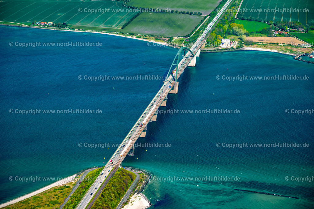 Fehmarnsundbrücke_ELS_0145010524 | FEHMARN 01.05.2024 Konstruktion der Seebrücke " Fehmarnsundbrücke " über der Wasseroberfläche des Fehmarnsund der Ostsee an der Straße E47 in Fehmarn auf der Insel Fehmarn im Bundesland Schleswig-Holstein, Deutschland. Weiterführende Informationen bei: Tourismus-Service Fehmarn. // Construction of the pier "Fehmarnsundbruecke" over the water surface of the Fehmarnsund of the Baltic Sea on the E47 road in Fehmarn on the island of Fehmarn in the federal state of Schleswig-Holstein, Germany. Further information at: Tourismus-Service Fehmarn. Foto: Martin Elsen