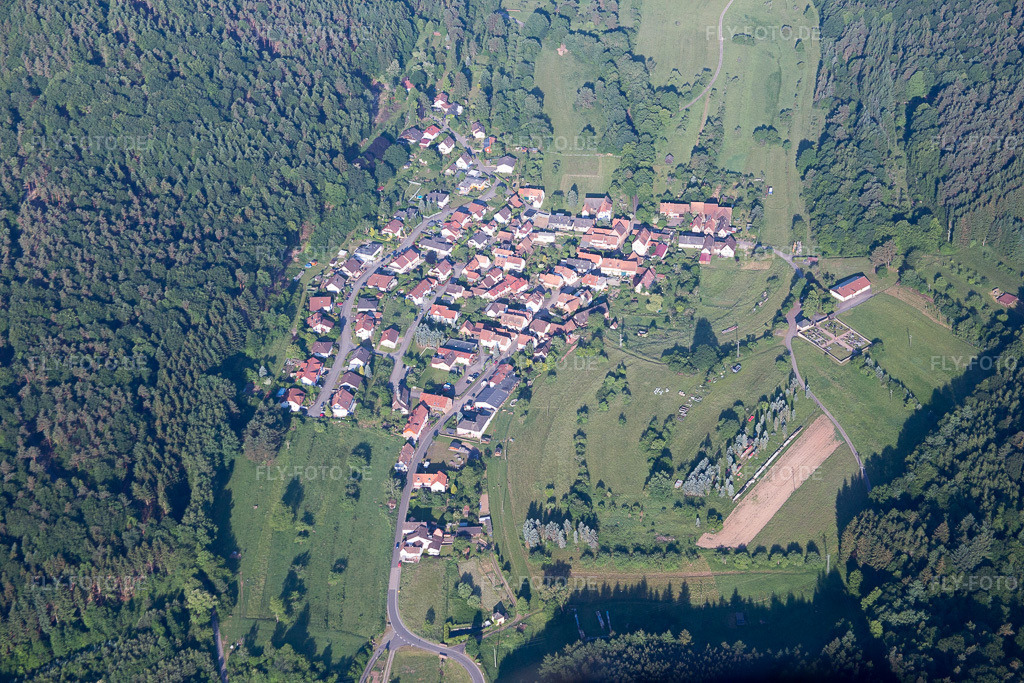 Luftbild: Ortsansicht der Straßen und Häuser der Wohngebiete in Böllenborn im Bundesland Rheinland-Pfalz in Deutschland. Foto: IMG_080021.jpg vom 05.06.2015 durch Werner Riehm/FLY-FOTO.de