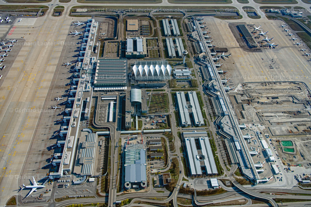 4022887 | Der Flughafen München „Franz Josef Strauß“ (IATA-Code: MUC, ICAO-Code: EDDM) ist der Verkehrsflughafen der bayerischen Landeshauptstadt München. Er liegt im Gebiet der Landkreise Erding und Freising in Bayern