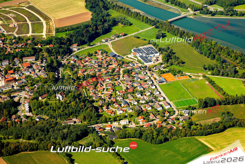 Das Luftbild zeigt : Teisbach Wohngebiet Immobilie Dingolfing - Die Luftaufnahme wurde 2023 vom UL-Flugzeug aus erstellt ( keine Drohne ) - Hochauflösende Luftaufnahme - Für grossformatige Ausdrucke geeignet. Die Geschenkidee !Mit Lizenz und Bildrechte bestellbar
