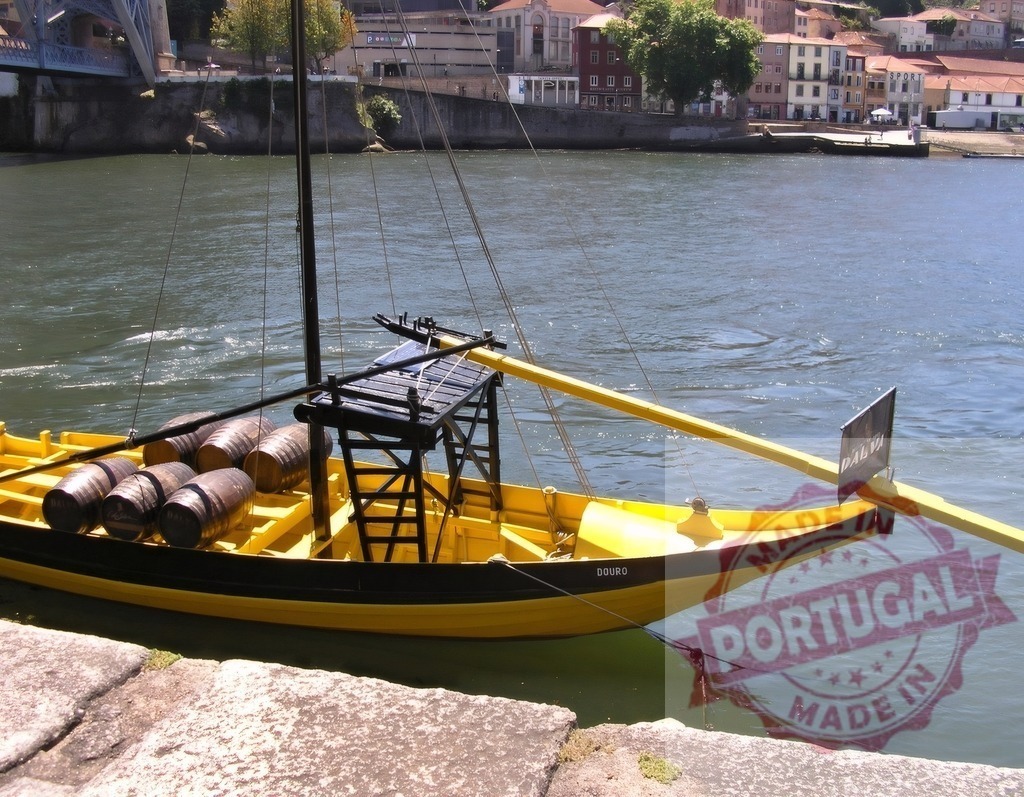 Rabelo boat moored with wine barrels in Porto. Porto - Portugal | Rabelo boat carrying port wine barrels on the Douro River in Porto, Portugal - Realisiert mit Pictrs.com